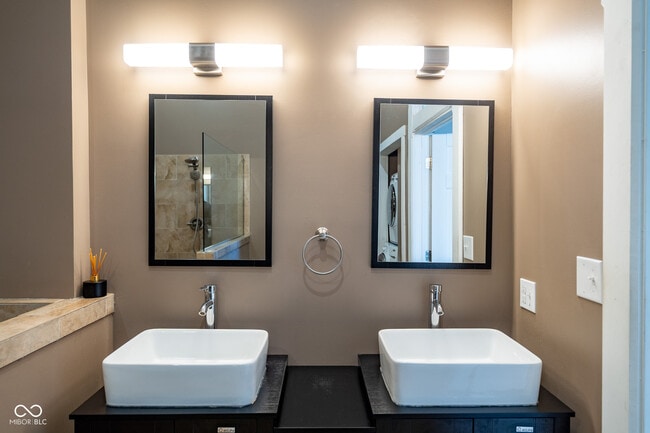 Building Photo - 12 E Washington St