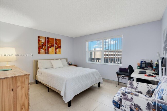 Building Photo - 321 SE 3rd St