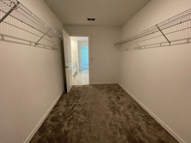 Building Photo - 4 Bedroom 2.5 Bathroom home located in Preserves at LPGA