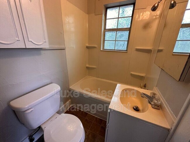 Building Photo - 503 N Baumann Ave