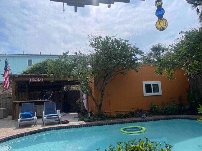 Building Photo - 2317 Bernardo De Galvez Ave
