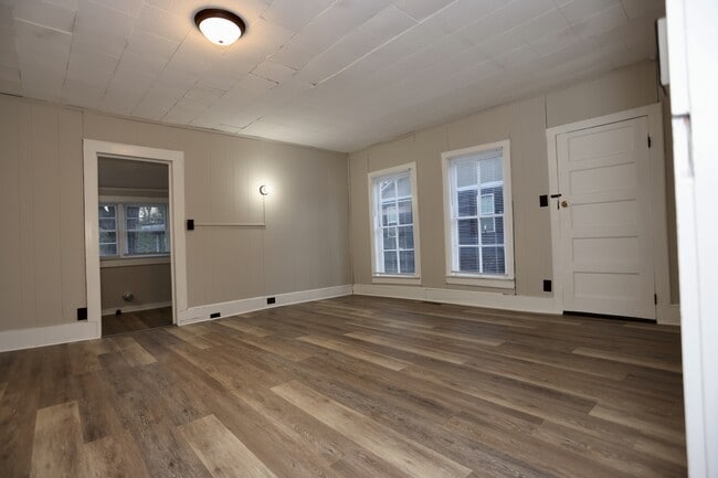 Building Photo - 634 W Bell St