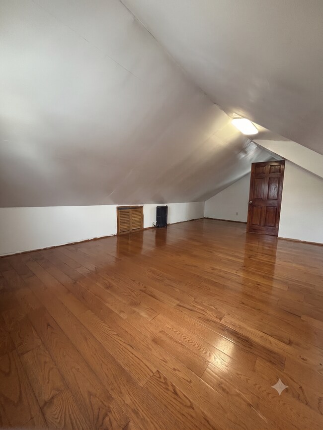 Building Photo - 4-Bedroom, 1-Bathroom Residence w/ Washer and Dryer