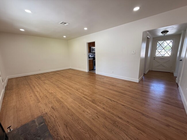 Building Photo - Newly Renovated Single-Family Home in Sun ...
