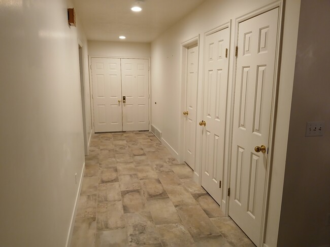 Entryway with ceramic tile - 1715 Darling St