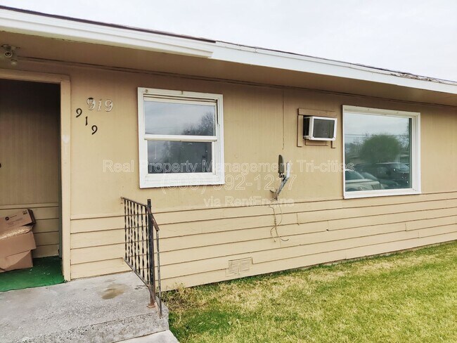 Building Photo - 919 E 27th Ave