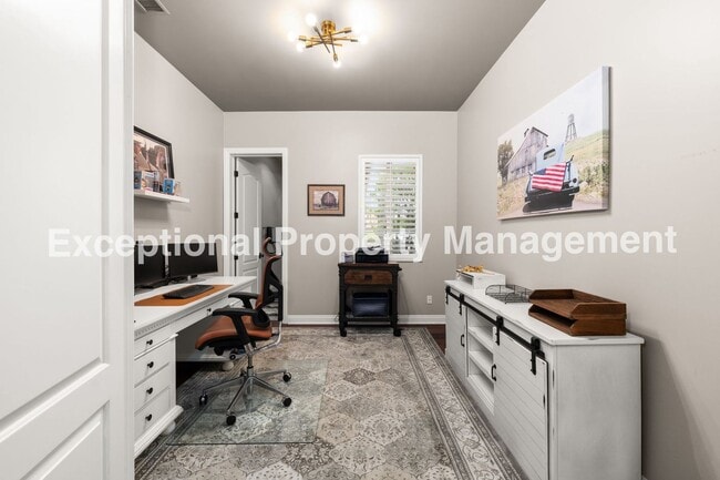 Building Photo - Amazing Executive Estate!