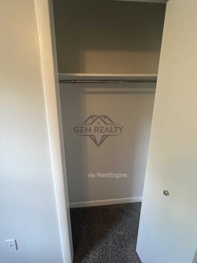 Building Photo - 5253 Daffodil Dr