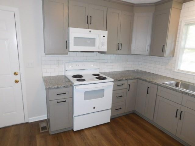 Building Photo - 879 Forest Ridge Dr SE
