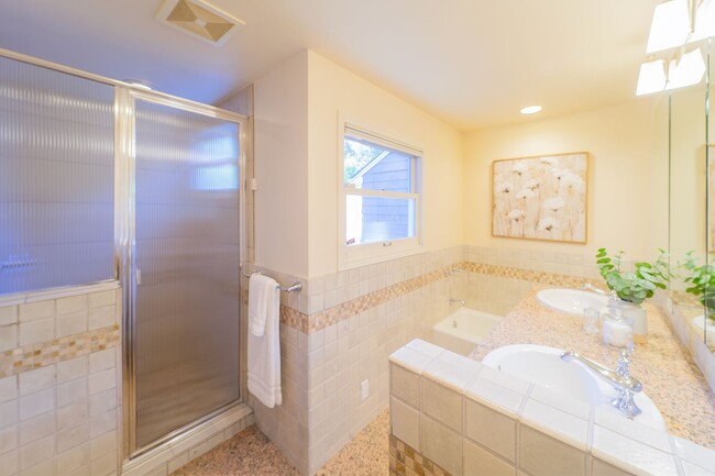 Building Photo - Enchanting Portland Heights 5BD House: You...