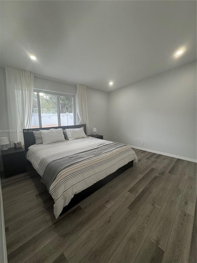 Building Photo - 5482 Lakewood Cir S