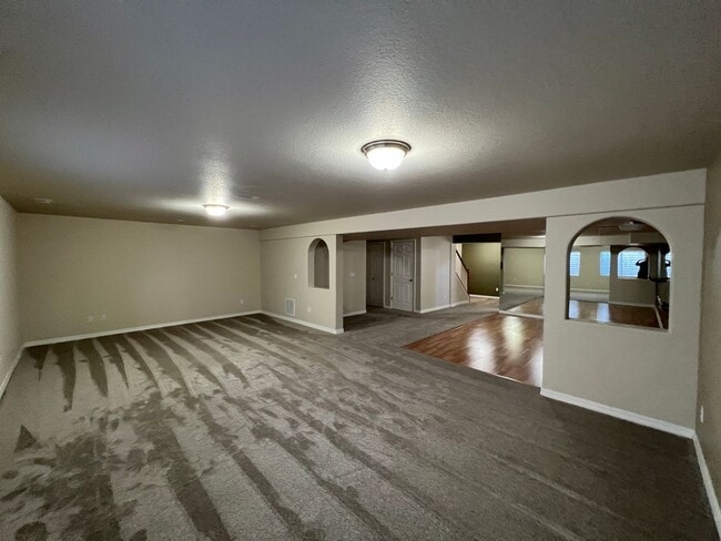 Building Photo - Pine Creek 5bd Home on Corner Lot 6 month ...