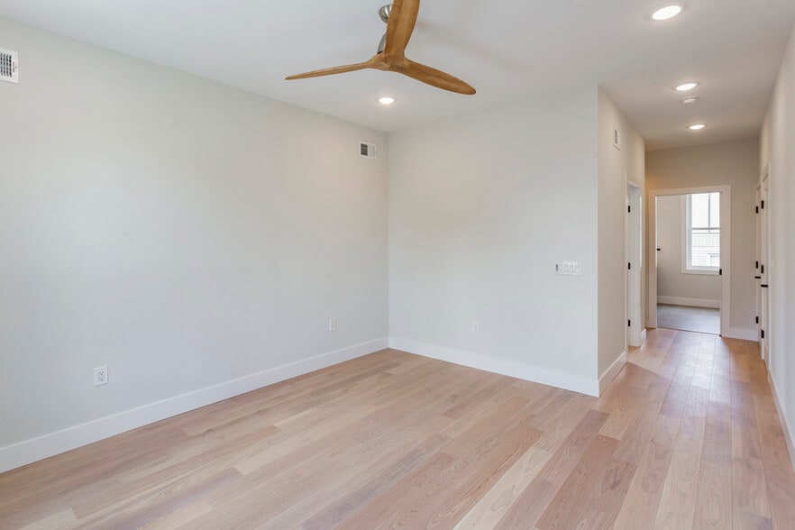 3RD FL, MASTER BEDROOM - 1448 E Wilt St