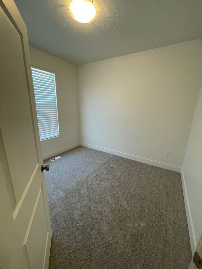 Building Photo - 597 Nichole Ln