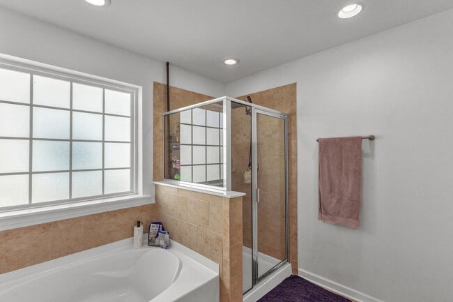 Building Photo - Large fenced yard corner lot - 4 Bedroom home in Moss Grove Plantation