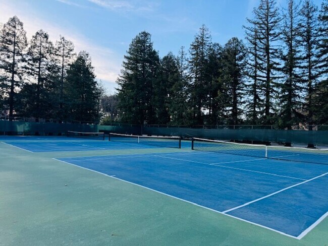 Building Photo - Wonderful, single level townhome w/attached garage available for move-in now!