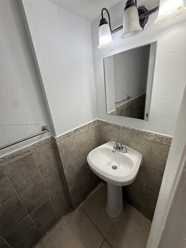Building Photo - 1815 W 56th St
