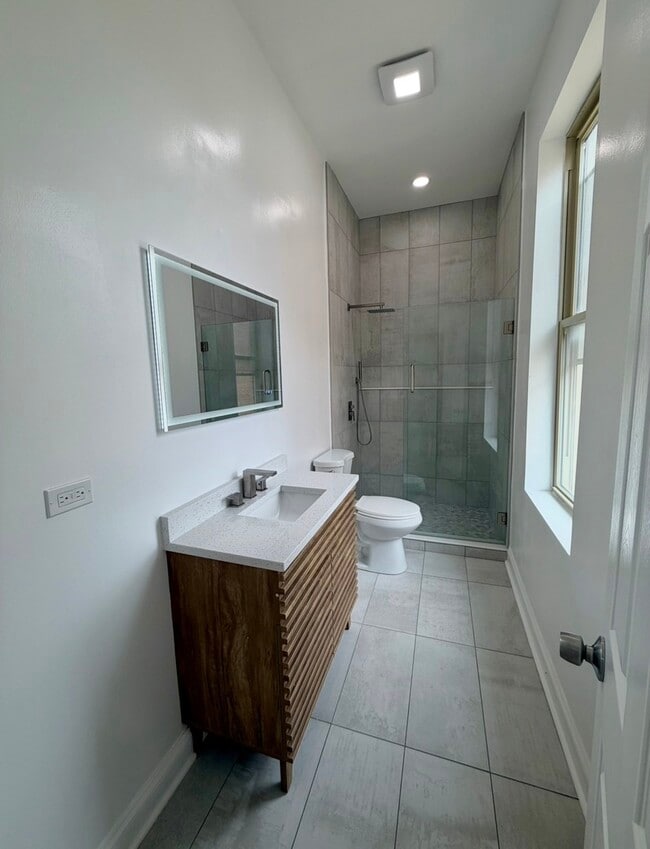 Building Photo - 2638 W Adams St