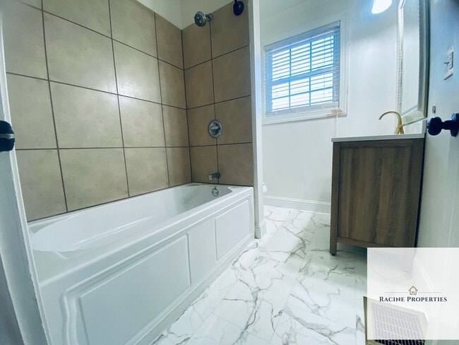 Building Photo - Welcome to your next home adventure in the charming town of Gray Court!