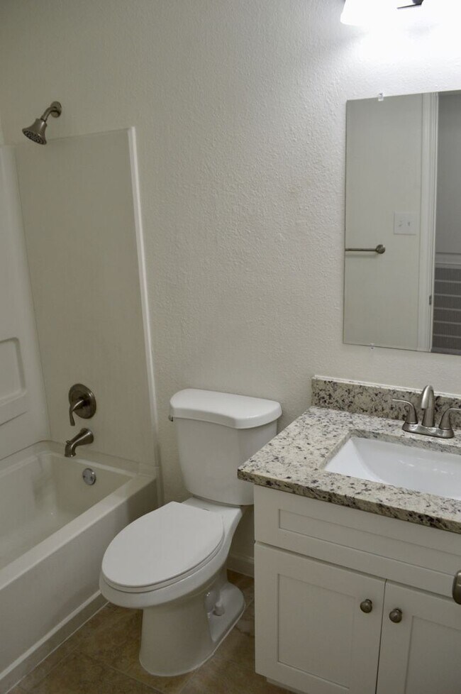 Building Photo - Beautiful 2 bed 2 bath with new flooring a...