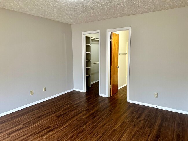 Building Photo - 1849 Tryon Dr