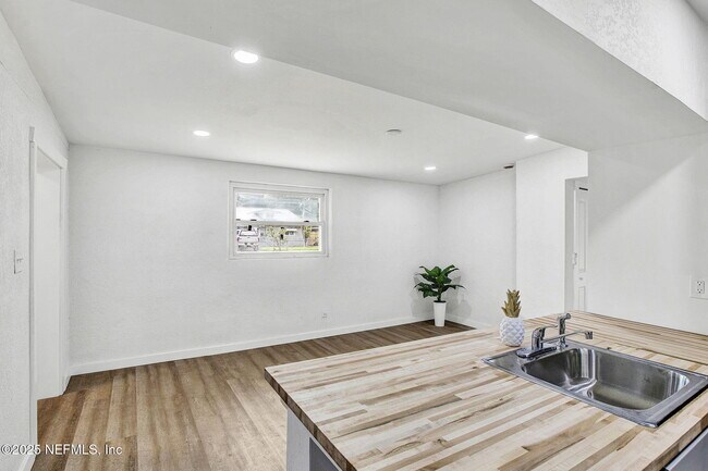 Building Photo - 1714 Brookview Dr S