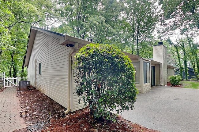 Building Photo - 1110 Lake Dr