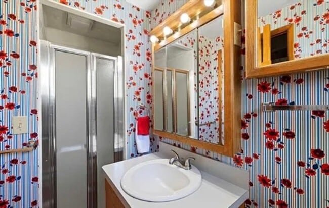 Building Photo - Spacious 4-Bedroom Home with Solar Panels in Richland