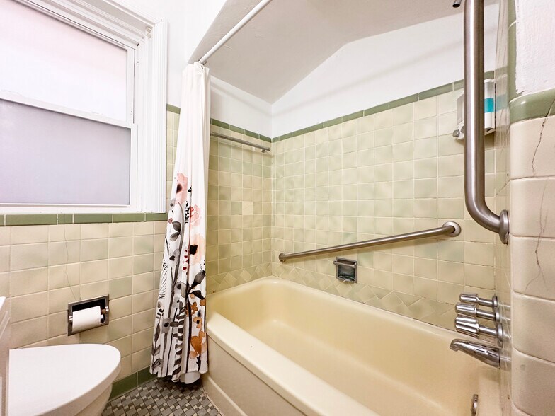 Building Photo - 5816 Mardel Ave