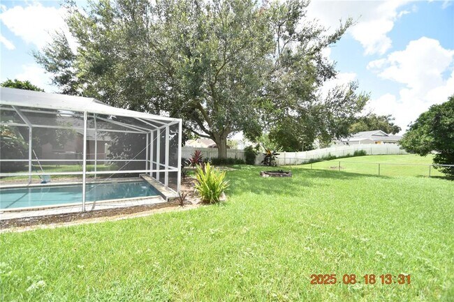 Building Photo - 38927 Carr Dr