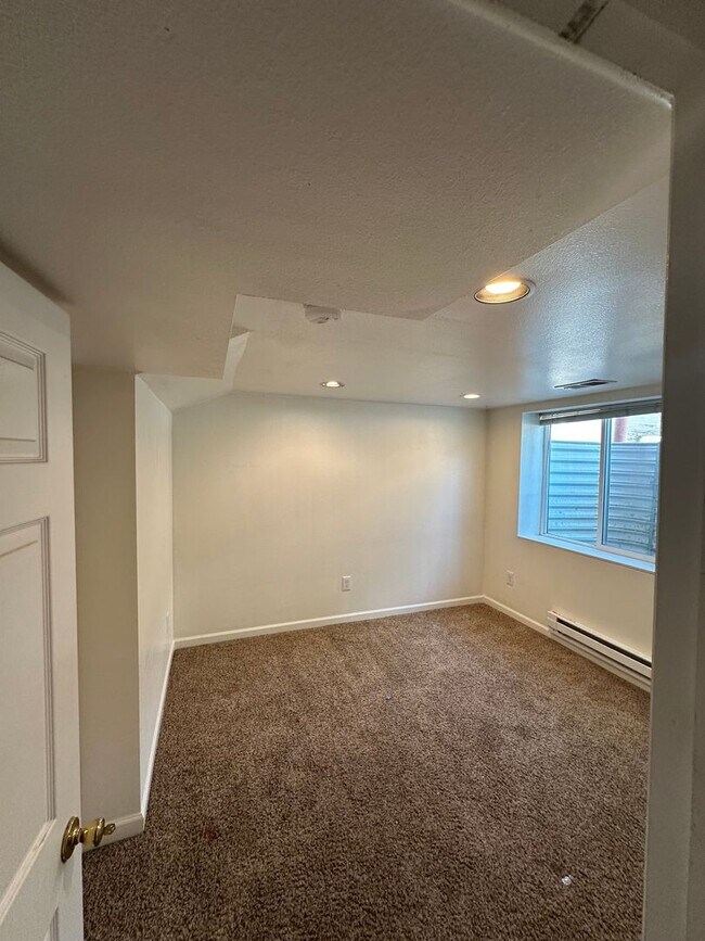 Building Photo - 5 Bedroom House Available Now