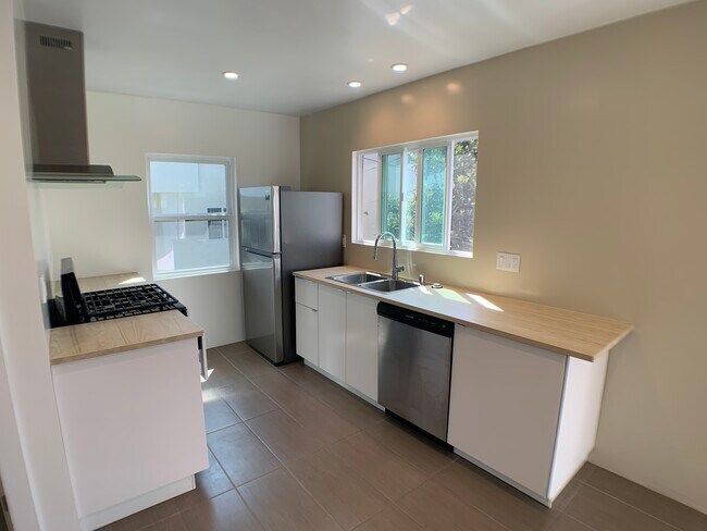 Kitchen - 1312 S Victoria Ave