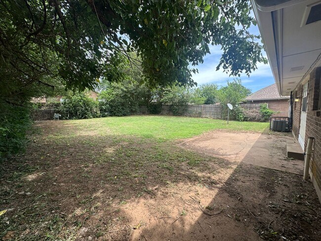 Building Photo - Spacious 4 bed, 1.5 bath