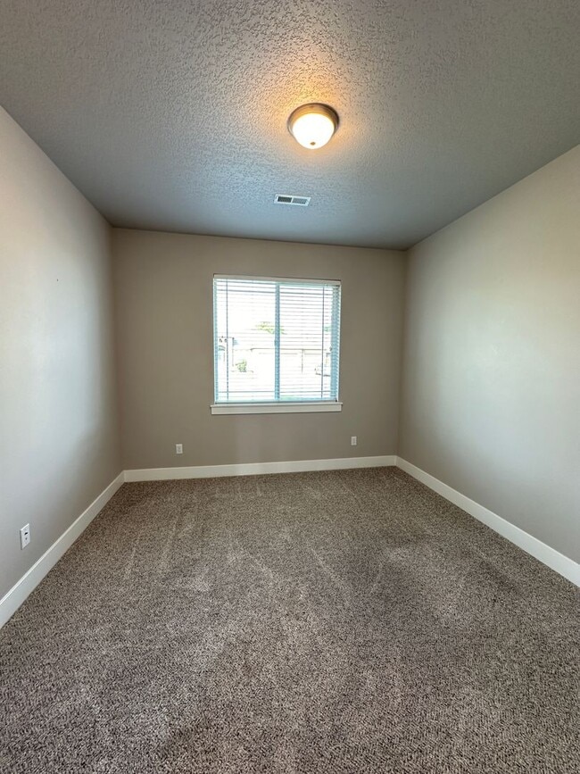Building Photo - Centrally Located in Kennewick!
