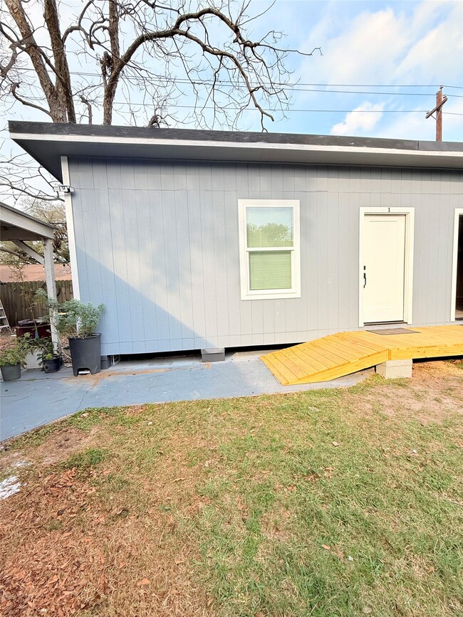 Building Photo - 814 Saddle Rock Dr