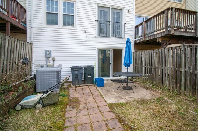 Building Photo - Gorgeous and updated 3Bd/2.5Bth townhome in the Town of Forest Hills! w/2 assigned parking space!