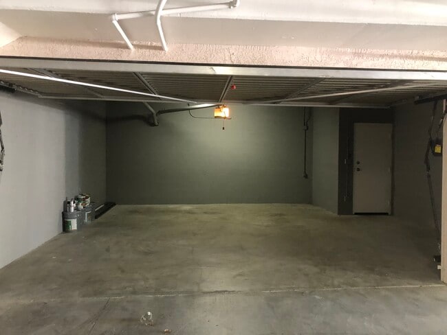 Building Photo - 279 N Skyline Dr