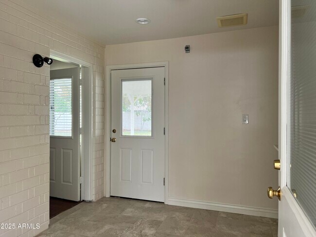 Building Photo - 4702 E Wilshire Dr