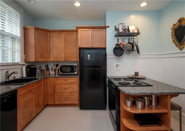 Building Photo - 3 Pell St