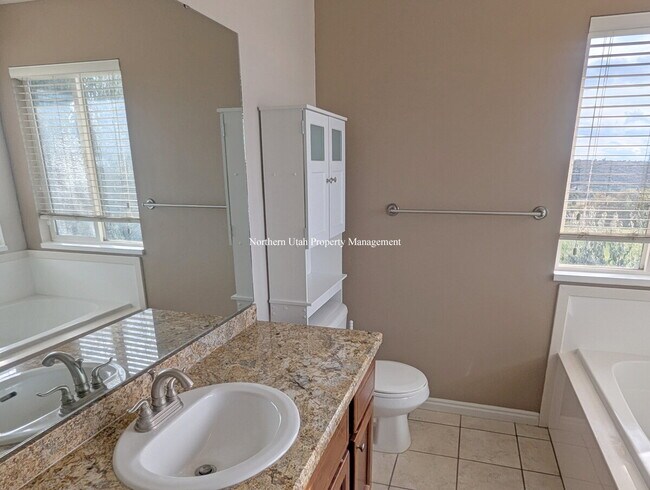 Building Photo - 4-Bed, 3.5 Bath Home with Scenic Views in South Ogden