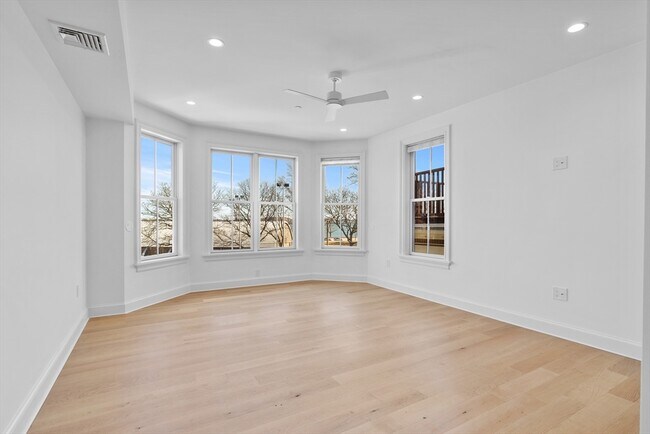 Building Photo - 37 Farragut Rd