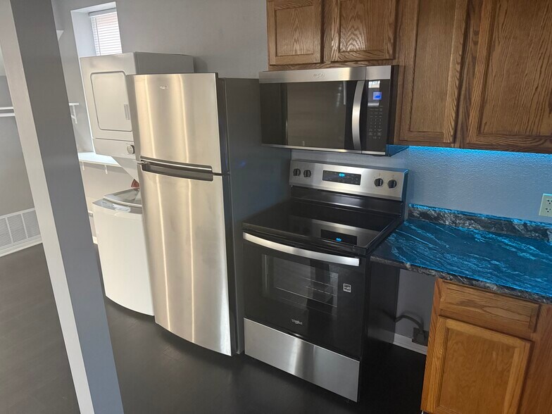 Building Photo - 524 E Grand Ave