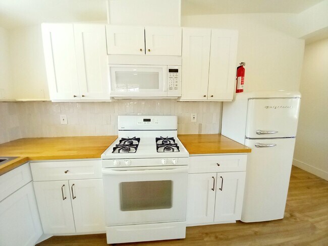 Building Photo - Beautifully Renovated 3 bd, 2 ba in Old To...