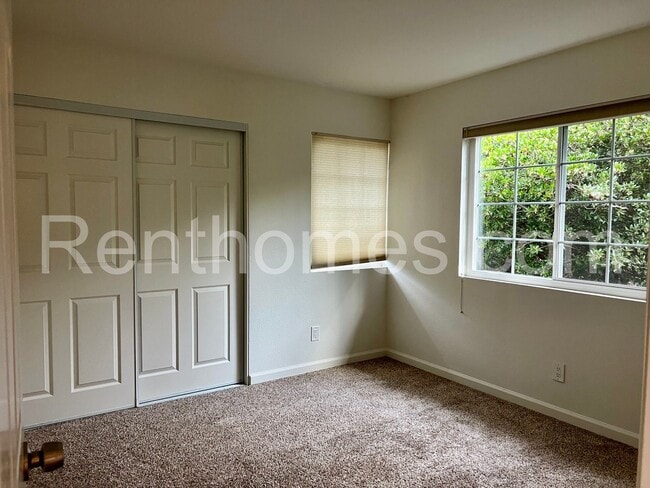 Building Photo - 10960 Creekbridge Pl