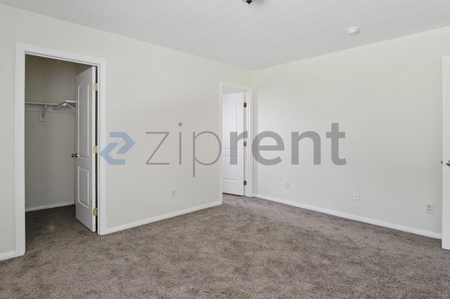 Building Photo - 1365 Valley View Ave