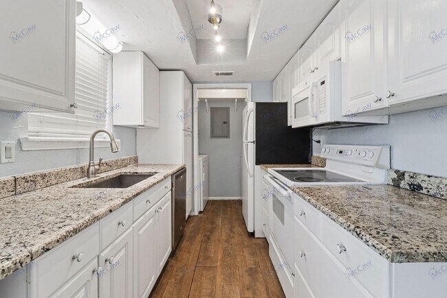 Building Photo - 2101 Park Willow Ln