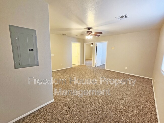 Building Photo - 200 S Mount Charleston Dr E