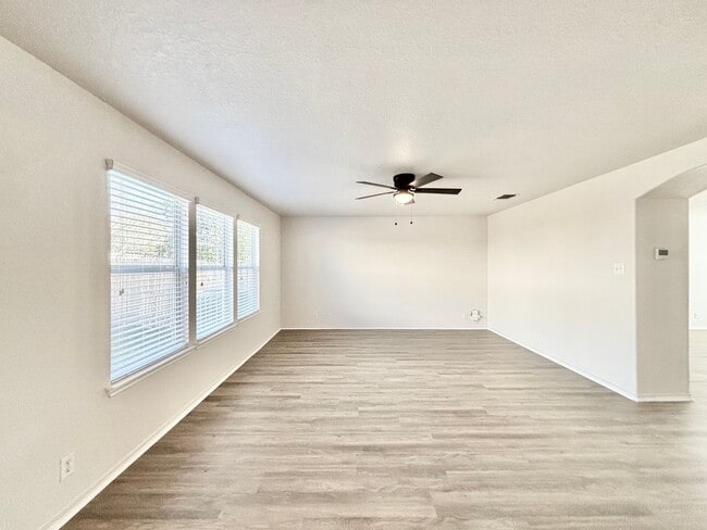 Building Photo - Spacious 4 bed 2.5 bath two-story home!