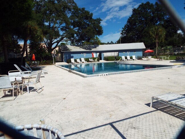 Building Photo - Two Bedroom One Story Townhouse close to A...