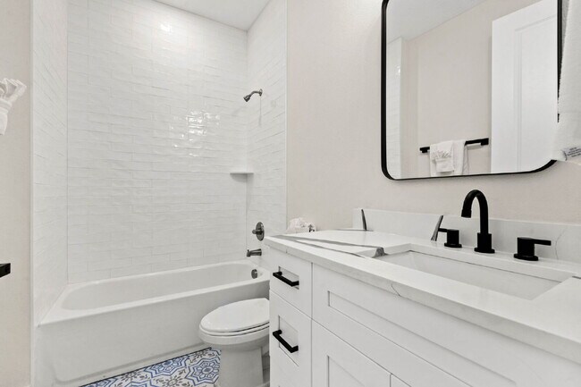 Building Photo - 3 Bedroom Townhouse in Tampa Heights